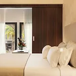 Cosy, & 圣特罗佩